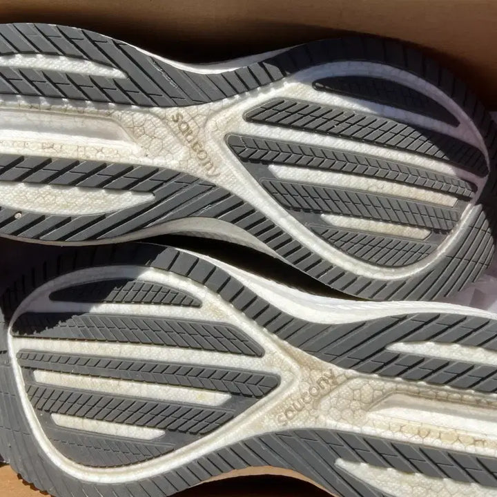 [BUNJANG] Saucony Triumph Running Shoes (275mm) / 써코니 트라이엄프 275mm  (런닝화)