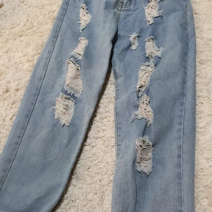 [BUNJANG] Comfortable Light Blue Denim Jeans with Distressing / 편안하게 입기 좋은 연청 데미지 청바지예요100% 코튼 소재로 제작되었