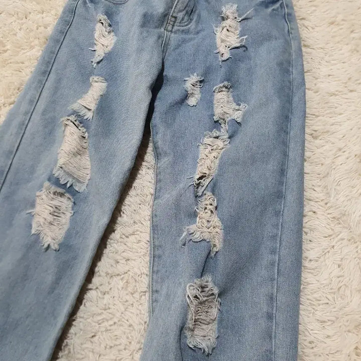 [BUNJANG] Comfortable Light Blue Denim Jeans with Distressing / 편안하게 입기 좋은 연청 데미지 청바지예요100% 코튼 소재로 제작되었