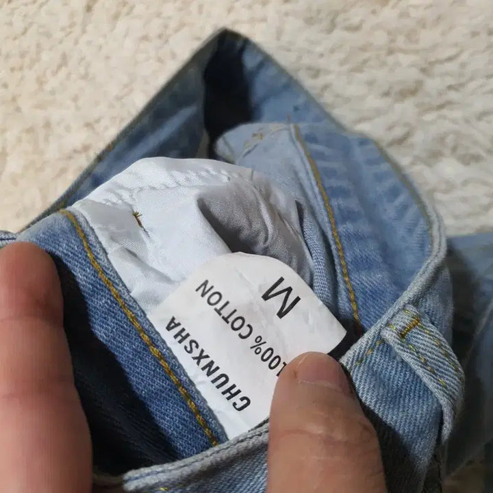 [BUNJANG] Comfortable Light Blue Denim Jeans with Distressing / 편안하게 입기 좋은 연청 데미지 청바지예요100% 코튼 소재로 제작되었