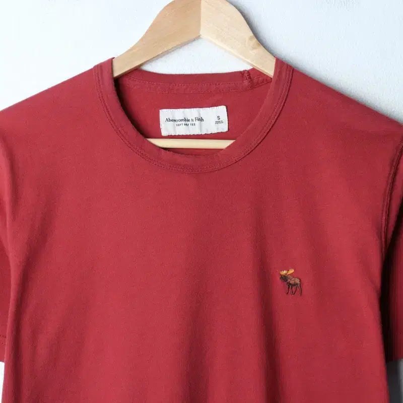 [BUNJANG] Abercrombie &amp; Fitch Small Logo Burgundy T-Shirt / (S-M) 아베크롬비 반팔 티셔츠 스몰로고 버건디 올드스쿨-7581