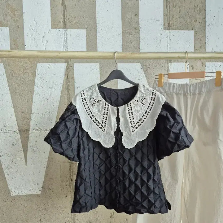 [BUNJANG] Lace Big Collar Puff Sleeve Short Blouse / 레이스 빅카라 퍼프소매 반팔블라우스