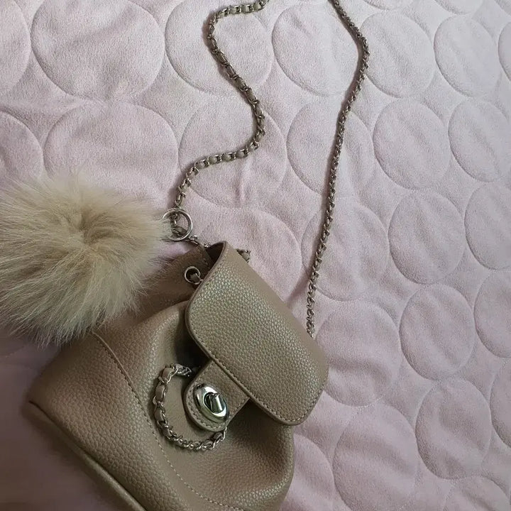 [BUNJANG] Beige Mini Chain Bag with Detachable Keyring Charm / 데일리로 들기 좋은 베이지 색상의 미니 체인 백이에요키링포함 탈부착
