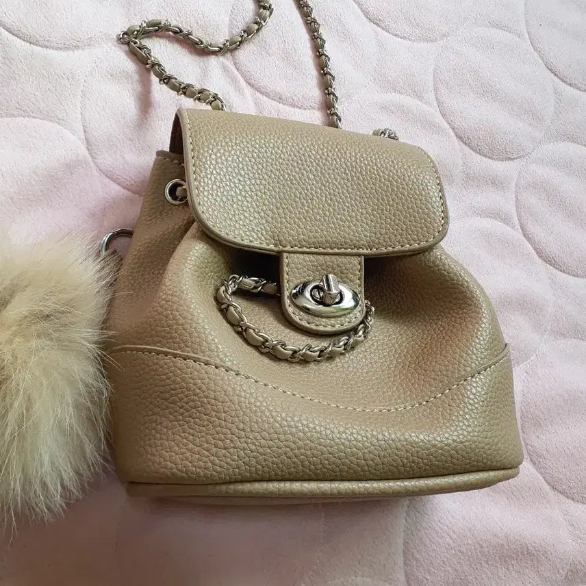 [BUNJANG] Beige Mini Chain Bag with Detachable Keyring Charm / 데일리로 들기 좋은 베이지 색상의 미니 체인 백이에요키링포함 탈부착