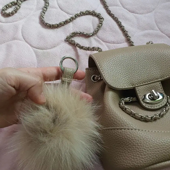 [BUNJANG] Beige Mini Chain Bag with Detachable Keyring Charm / 데일리로 들기 좋은 베이지 색상의 미니 체인 백이에요키링포함 탈부착