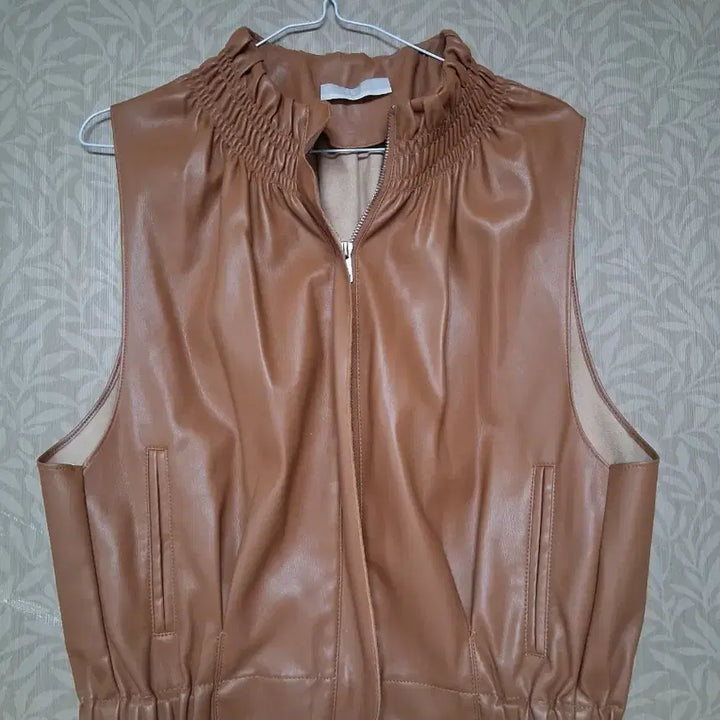 [BUNJANG] Brown Leather Shirring Neck Vest Jacket (One Size) / 브라운 레더 셔링넥 조끼 자켓(프리)