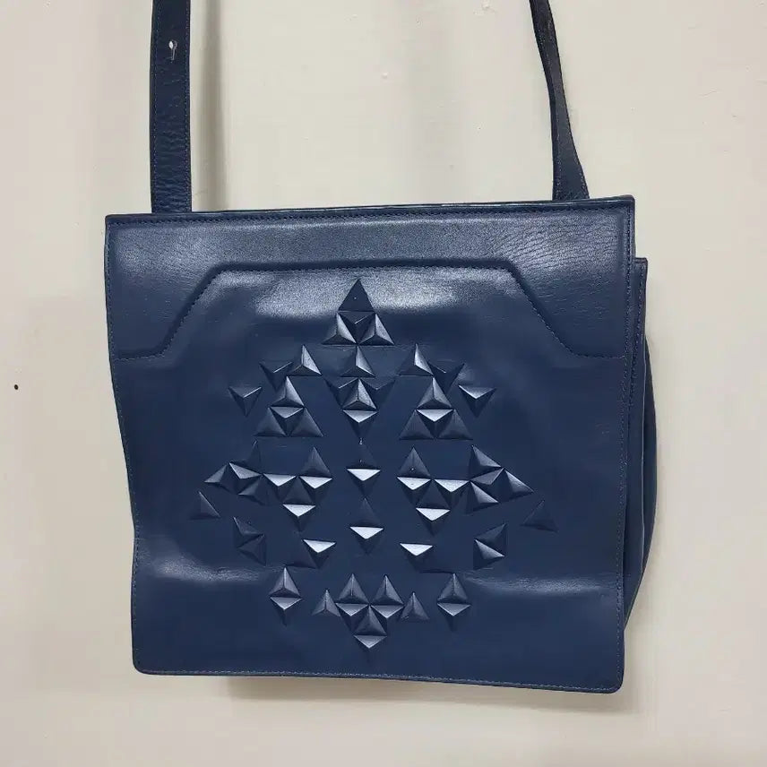 [BUNJANG] KUHO Navy Leather Embossed Shoulder Bag / 구호 네이비 가죽 숄더백 엠보싱 장식.260508