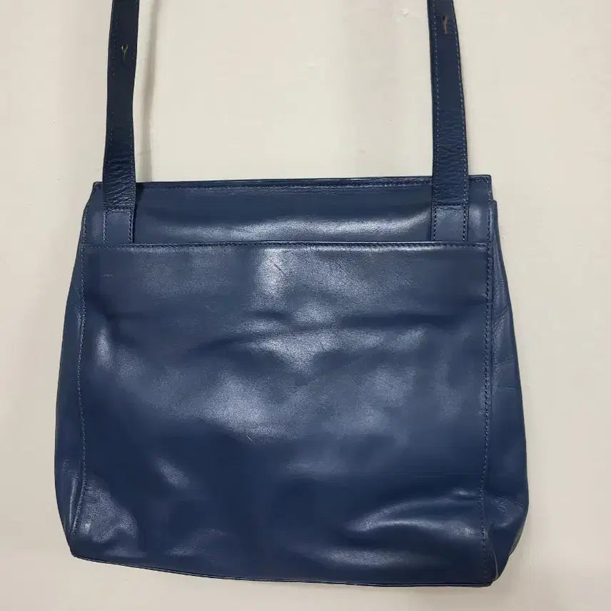 [BUNJANG] KUHO Navy Leather Embossed Shoulder Bag / 구호 네이비 가죽 숄더백 엠보싱 장식.260508