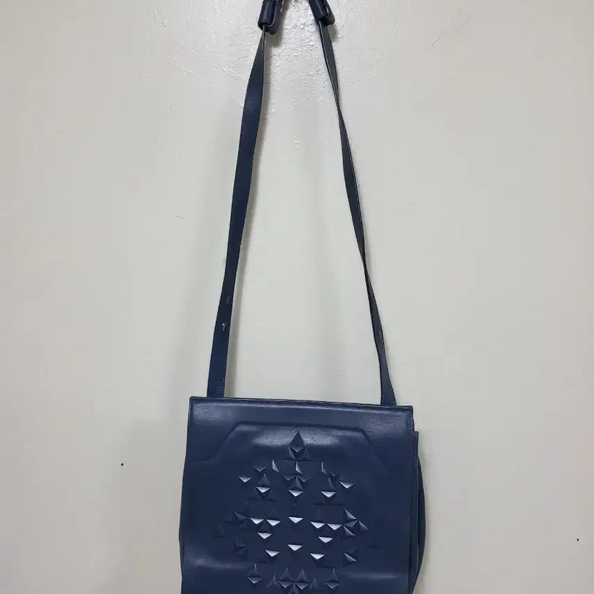 [BUNJANG] KUHO Navy Leather Embossed Shoulder Bag / 구호 네이비 가죽 숄더백 엠보싱 장식.260508