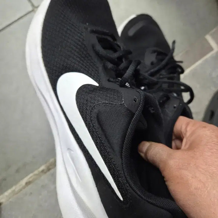 [BUNJANG] Nike Black &amp; White Running Shoes Men&