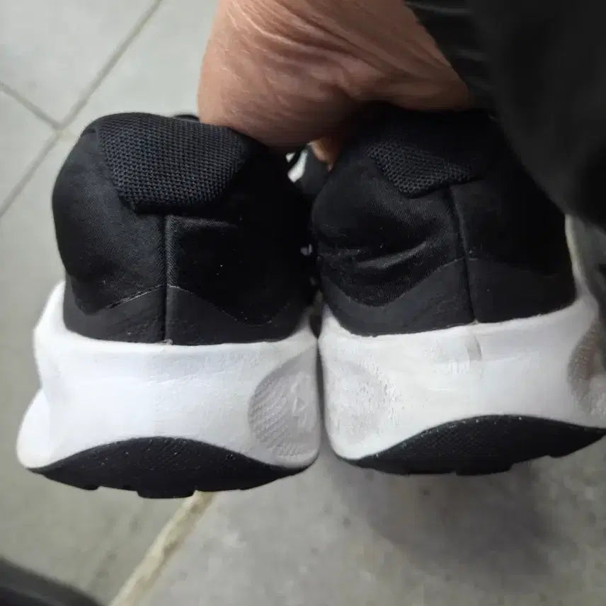 [BUNJANG] Nike Black &amp; White Running Shoes Men&
