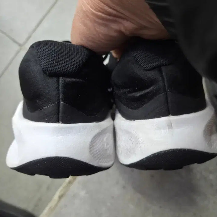 [BUNJANG] Nike Black &amp; White Running Shoes Men&
