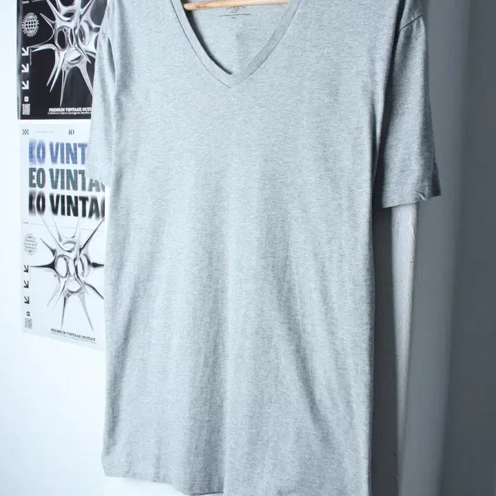[BUNJANG] Calvin Klein V-Neck T-Shirt - Grey (L-XL) / (L-XL) 캘빈클라인 반팔 티셔츠 브이넥 그레이 무지-75A2