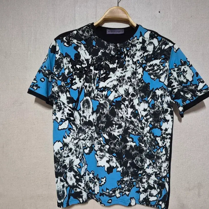 [BUNJANG] Emanuel Ungaro Flower Printing Short Sleeve T-Shirt (Size 38/95) / 엠마누엘 웅가로 플라워 프린팅 반팔 티셔츠 38(95)