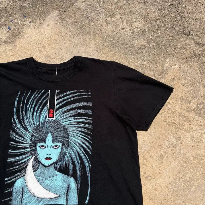 [BUNJANG] Junji Ito Uzumaki Graphic T-Shirt Size L / 이토 준지 우즈마키 오피셜 소용돌이 반팔티 L