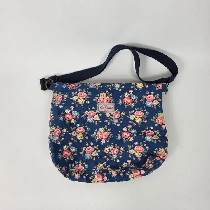 [BUNJANG] Cath Kidston Navy Flower Pattern Reversible Crossbody Bag / 캐스키드슨 네이비 플라워 패턴 리버시블 양면 크로스백 0511