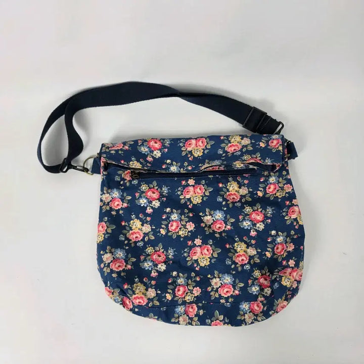 [BUNJANG] Cath Kidston Navy Flower Pattern Reversible Crossbody Bag / 캐스키드슨 네이비 플라워 패턴 리버시블 양면 크로스백 0511
