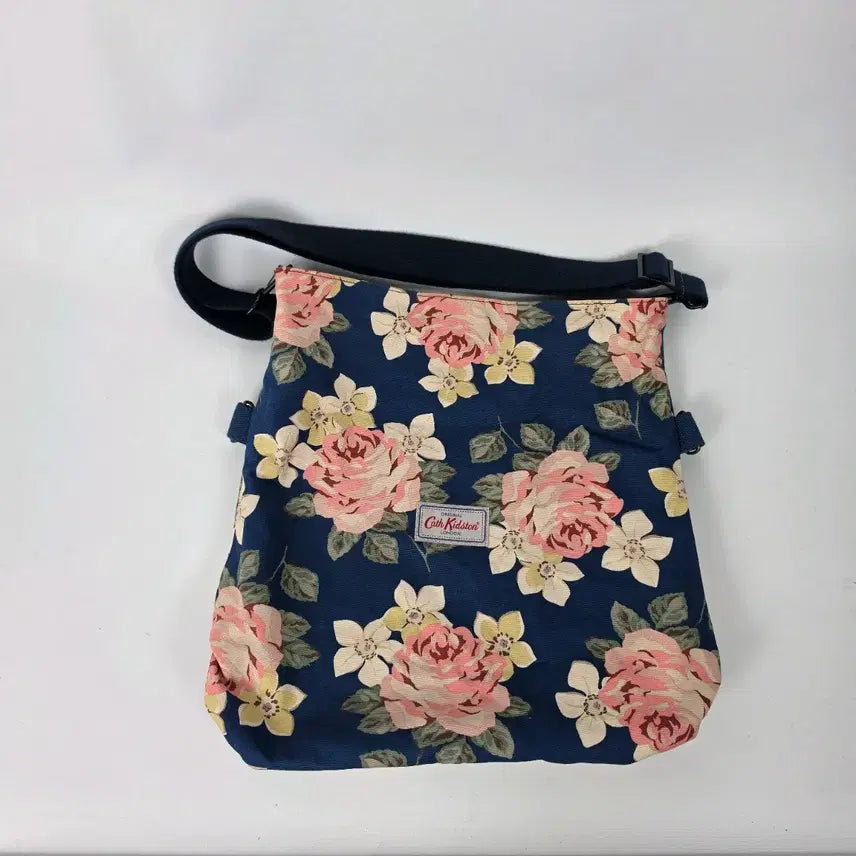 [BUNJANG] Cath Kidston Navy Flower Pattern Reversible Crossbody Bag / 캐스키드슨 네이비 플라워 패턴 리버시블 양면 크로스백 0511
