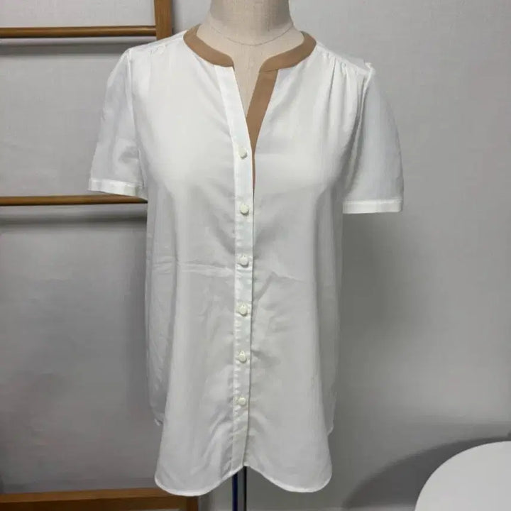 [BUNJANG] Roem White Color-Blocked Short-Sleeve Blouse / Roem 화이트 배색 반팔 블라우스