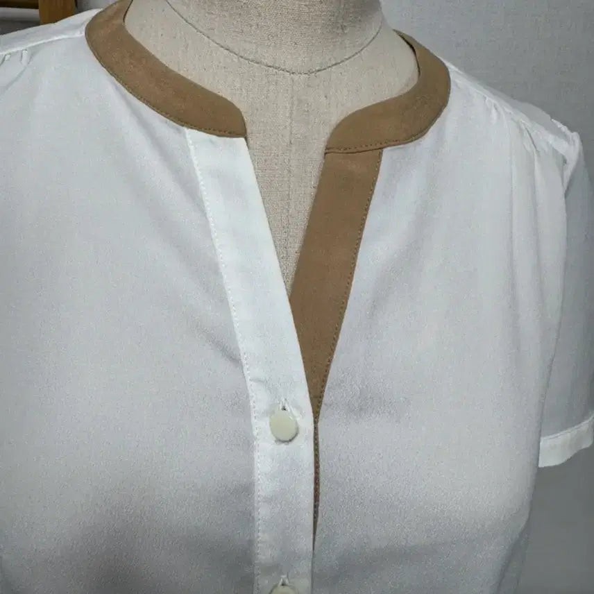 [BUNJANG] Roem White Color-Blocked Short-Sleeve Blouse / Roem 화이트 배색 반팔 블라우스