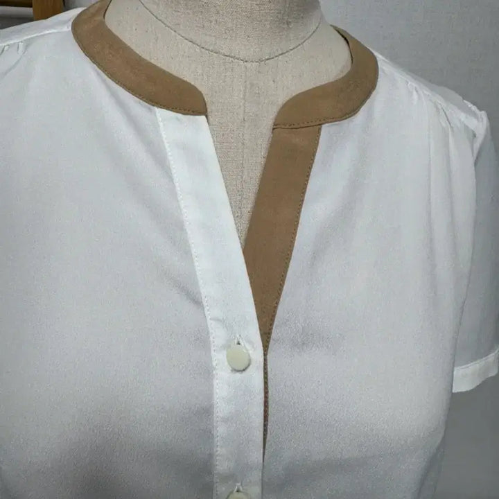 [BUNJANG] Roem White Color-Blocked Short-Sleeve Blouse / Roem 화이트 배색 반팔 블라우스
