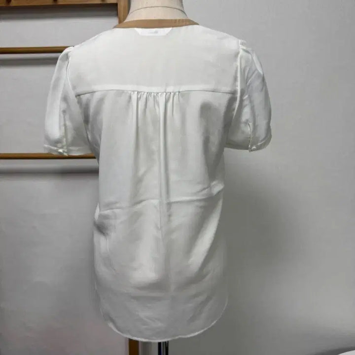 [BUNJANG] Roem White Color-Blocked Short-Sleeve Blouse / Roem 화이트 배색 반팔 블라우스