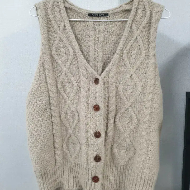 [BUNJANG] Plastic Island Cable Knit Vest / 플라스틱아일랜드 케이블 니트 조끼 F
