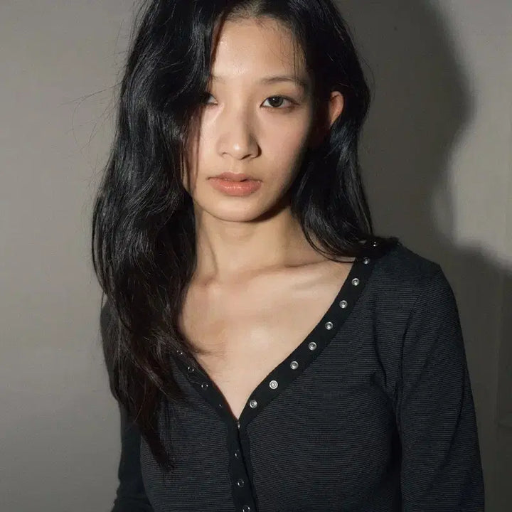 [BUNJANG] Snap Neckline Long Sleeve / 스냅 네크라인 롱 슬리브