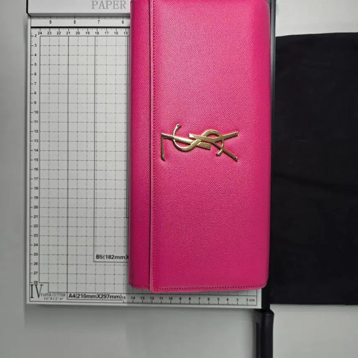 [BUNJANG] Saint Laurent Pink Clutch Bag Gold Logo / 생로랑 핑크 클러치백 금장 로고
