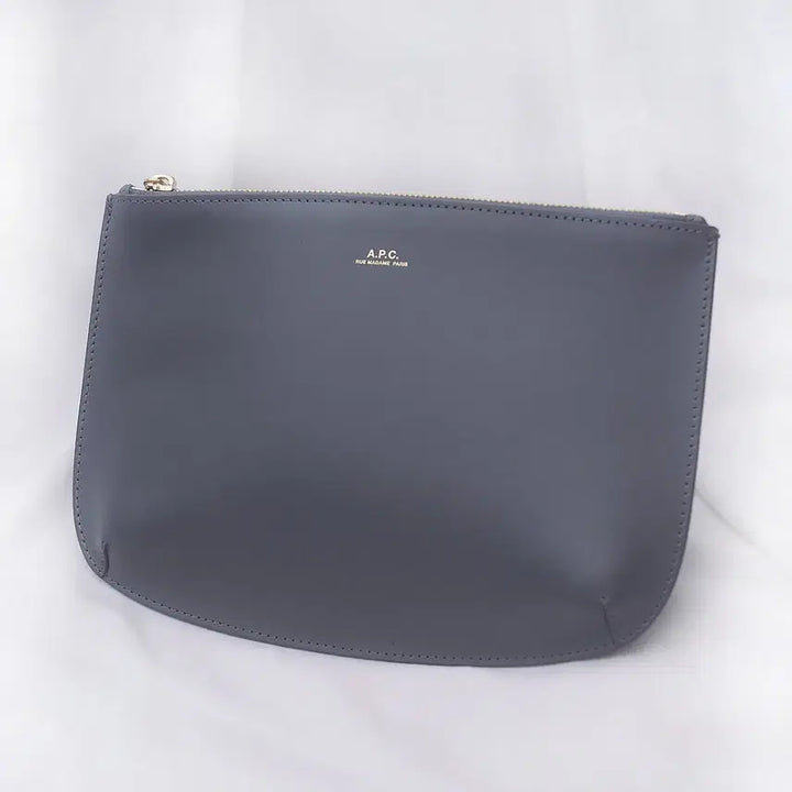 [BUNJANG] A.P.C. Sarah Half Moon Leather Clutch Bag Ash Blue / 미사용) 아페쎄 (A.P.C) 사라 하프문 가죽 클러치백 애쉬블루