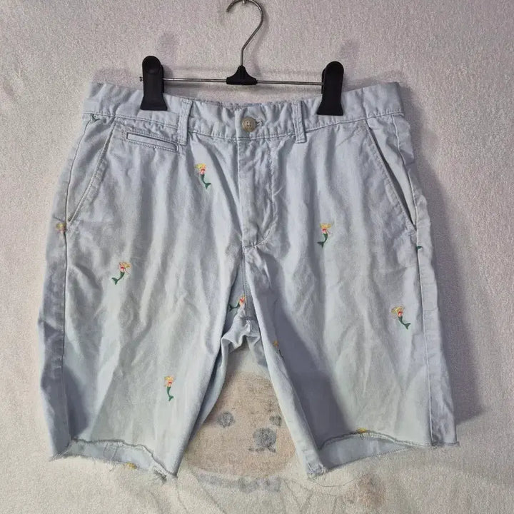 [BUNJANG] Gap Sky Blue Mermaid Embroidered Cut-off Hem Shorts (Size 30) / 30 갭 하늘색 인어수 반바지