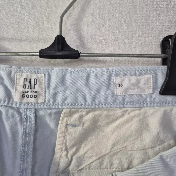 [BUNJANG] Gap Sky Blue Mermaid Embroidered Cut-off Hem Shorts (Size 30) / 30 갭 하늘색 인어수 반바지