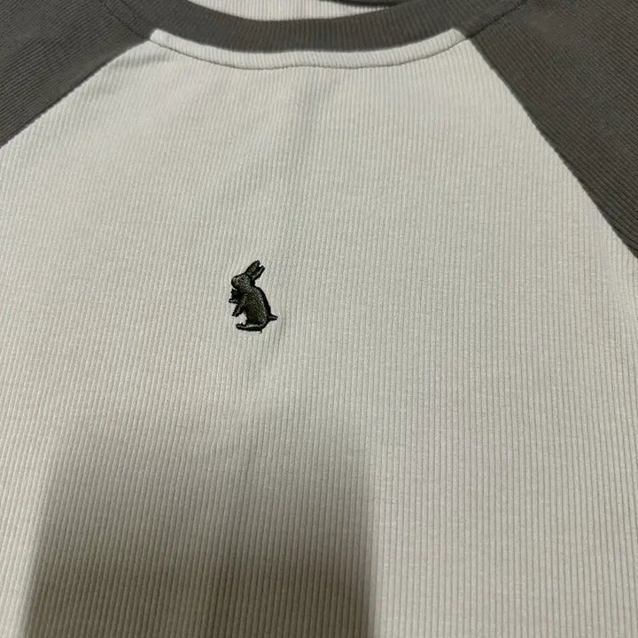 [BUNJANG] Embroidered Rabbit Raglan Short Sleeve T-Shirt / (새상품) 귀여운 토끼 자수 나그랑 반팔 티셔츠