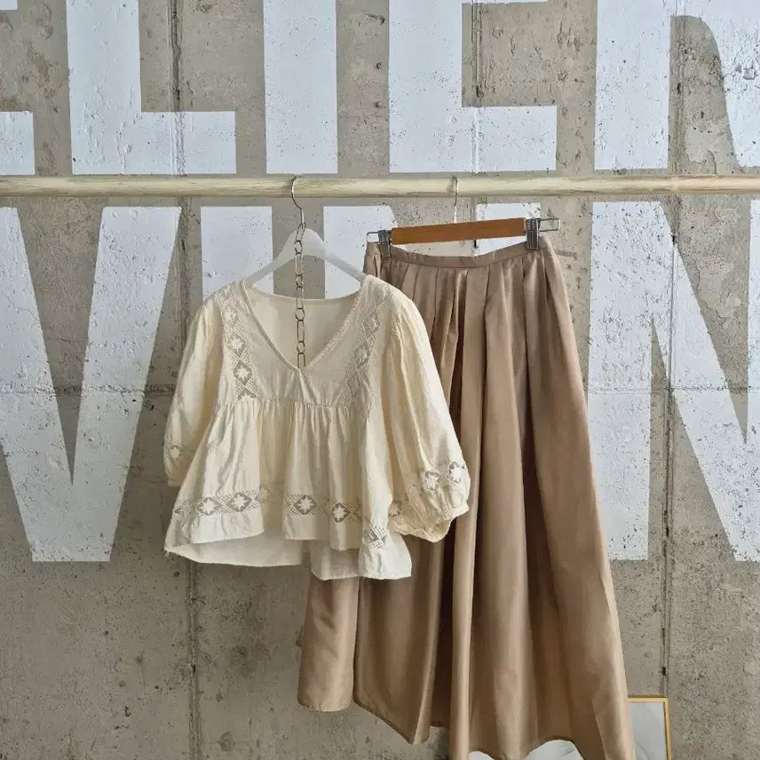 [BUNJANG] Cropped Lace Puff Short Sleeve Blouse / 크롭 레이스  퍼프 반팔 블라우스