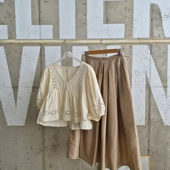 [BUNJANG] Cropped Lace Puff Short Sleeve Blouse / 크롭 레이스  퍼프 반팔 블라우스