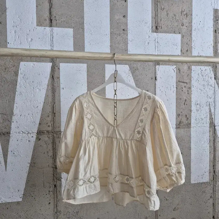 [BUNJANG] Cropped Lace Puff Short Sleeve Blouse / 크롭 레이스  퍼프 반팔 블라우스
