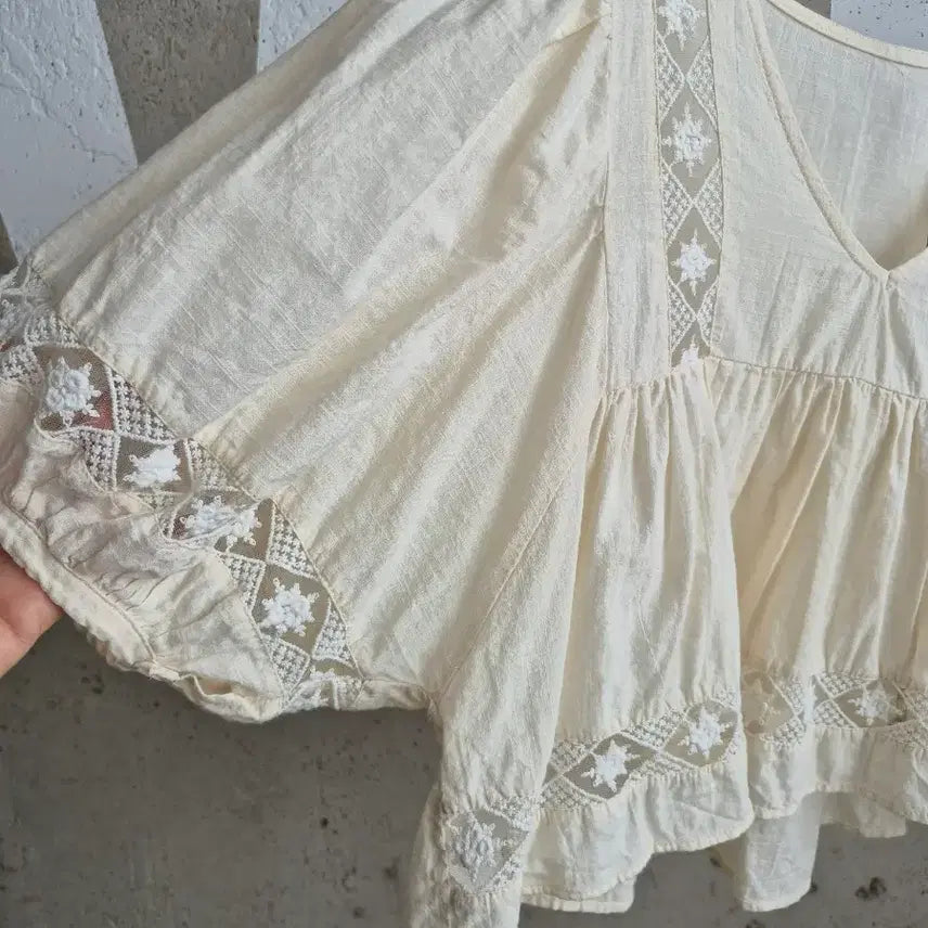 [BUNJANG] Cropped Lace Puff Short Sleeve Blouse / 크롭 레이스  퍼프 반팔 블라우스