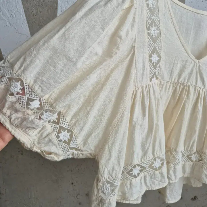 [BUNJANG] Cropped Lace Puff Short Sleeve Blouse / 크롭 레이스  퍼프 반팔 블라우스