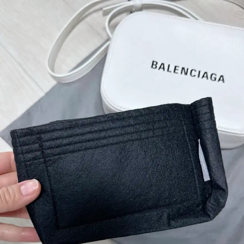 [BUNJANG] Balenciaga Everyday Camera Bag XS Calfskin / 발렌시아가 에브리데이 카메라백 xs (보증서 있음)
