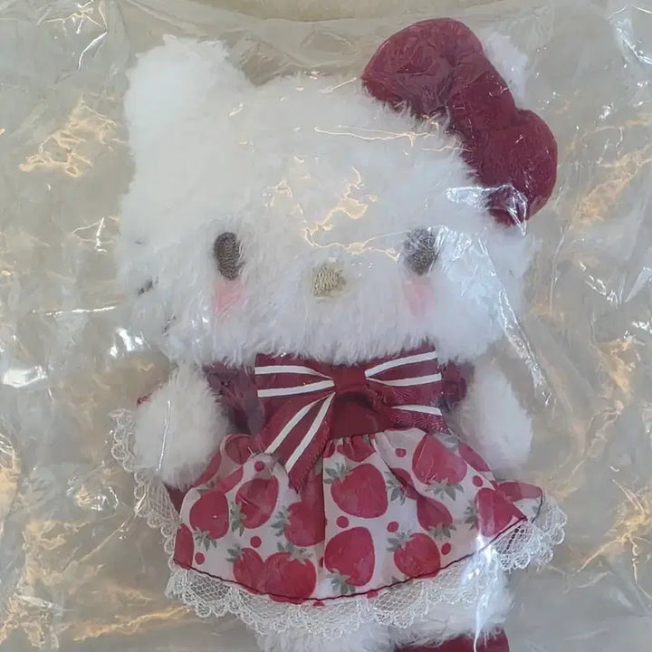 [BUNJANG] Maison de Fleur Ichigo Kitty Mascot Doll Keychain / 산리오 메종드플뢰르 이치고 키티 마스코트 인형 키링
