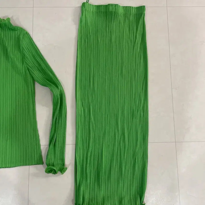 [BUNJANG] Green Pleated Long Sleeve Top + Skirt Set / 그린 플리츠 롱 슬리브 상의 + 스커트 세트