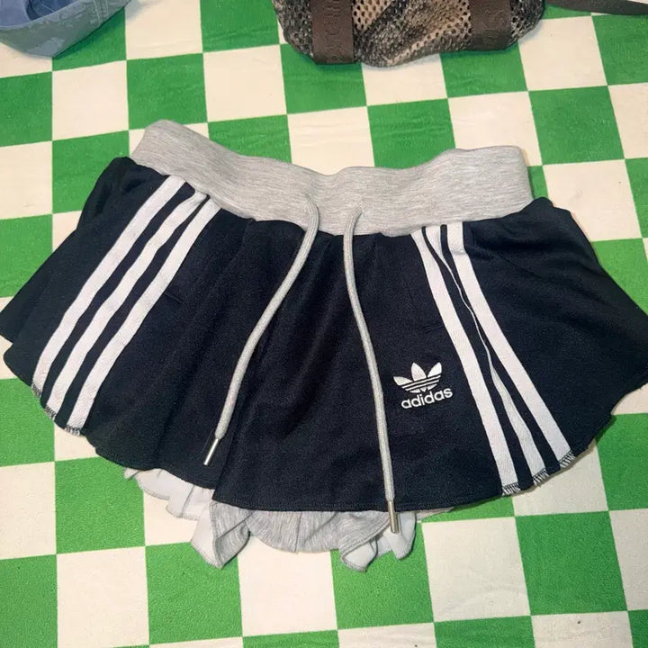 [BUNJANG] MINICHU Adidas Three-Stripes Track Jersey Custom Mini Skirt / 미니츄 재미삼아 아디다스 삼선 트랙 져지 빈티지 커스텀 미니스커트