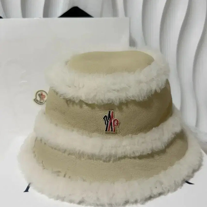[BUNJANG] MONCLER Grenoble Reversible Shearling Trimmed Bucket Hat / MONCLER 몽클레어 그레노블 시어링 트리밍 버킷 햇