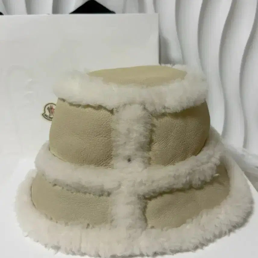 [BUNJANG] MONCLER Grenoble Reversible Shearling Trimmed Bucket Hat / MONCLER 몽클레어 그레노블 시어링 트리밍 버킷 햇