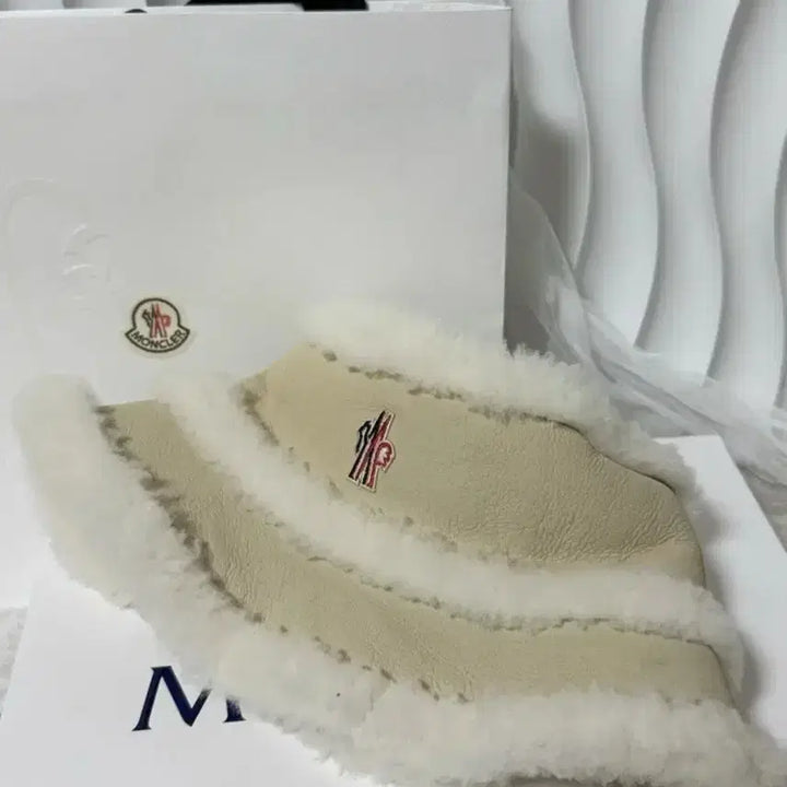 [BUNJANG] MONCLER Grenoble Reversible Shearling Trimmed Bucket Hat / MONCLER 몽클레어 그레노블 시어링 트리밍 버킷 햇