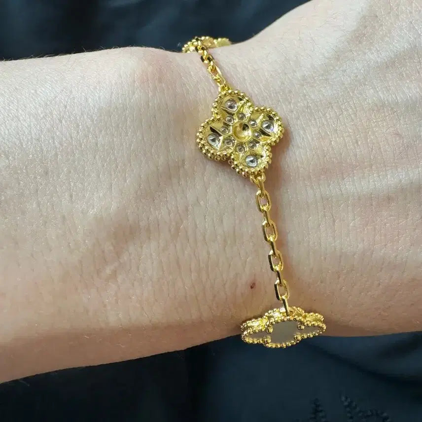 [BUNJANG] Gold-Tone White Pearl &amp; Stone Clover Bracelet 19cm / 골드톤 화이트 펄 &amp; 스톤 클로버 팔찌19cm