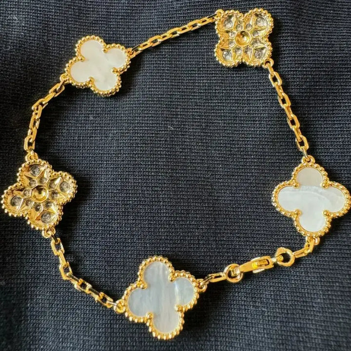 [BUNJANG] Gold-Tone White Pearl &amp; Stone Clover Bracelet 19cm / 골드톤 화이트 펄 &amp; 스톤 클로버 팔찌19cm