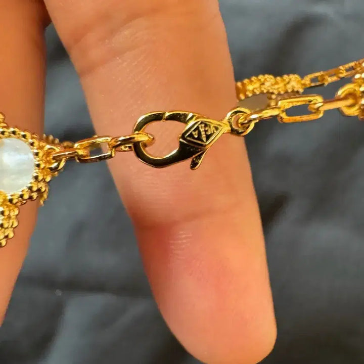 [BUNJANG] Gold-Tone White Pearl &amp; Stone Clover Bracelet 19cm / 골드톤 화이트 펄 &amp; 스톤 클로버 팔찌19cm