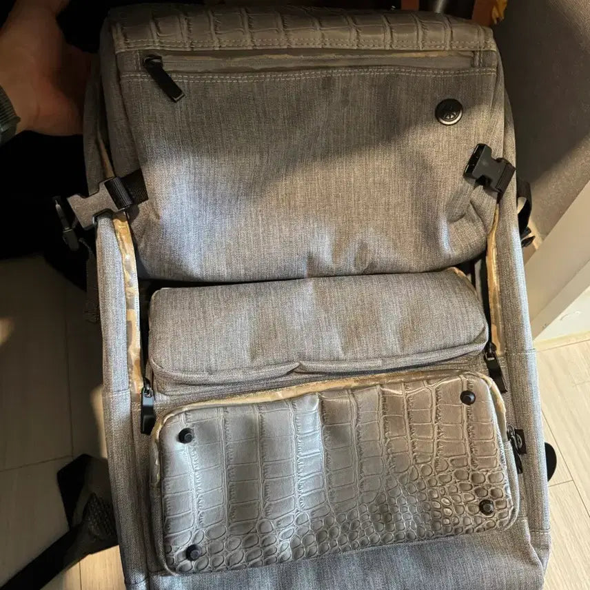 [BUNJANG] Kyoshitsubi Grey Crocodile Pattern Backpack / Kyoshitsubi 회색 악어 패턴 가방 백팩