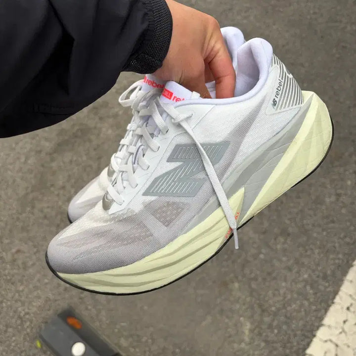 [BUNJANG] New Balance FuelCell Rebel v5 Running Shoes / 뉴발란스 퓨어셀 레벨5 265